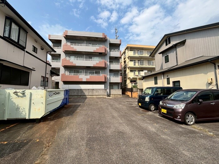 物件外観写真5　(駐車場)