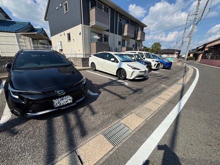 物件外観写真3　(駐車場)