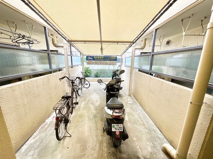 物件外観写真5　(バイク置き場)
