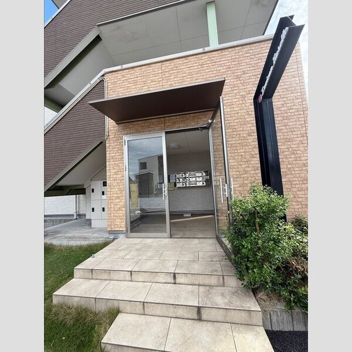 物件外観写真3　(エントランス部分)