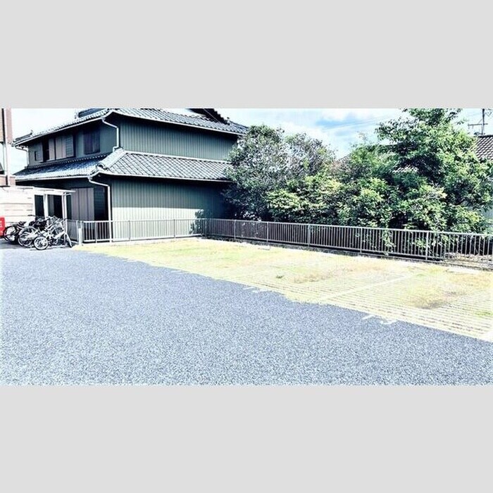 物件外観写真4　(駐車場)