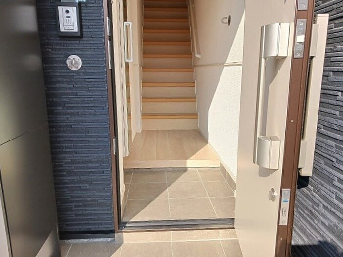 物件内観写真5　(玄関)