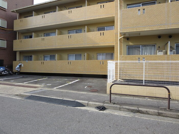 物件外観写真3　(駐車場)