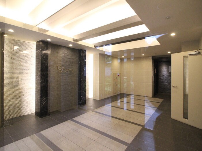 物件外観写真4　(エントランス部分)