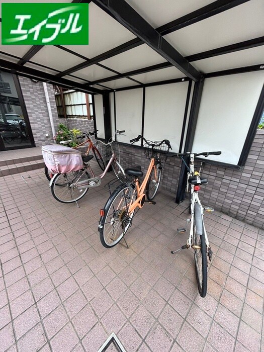 物件外観写真3　(駐輪場)