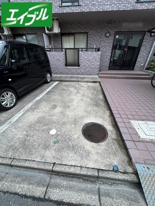 物件外観写真4　(駐車場)