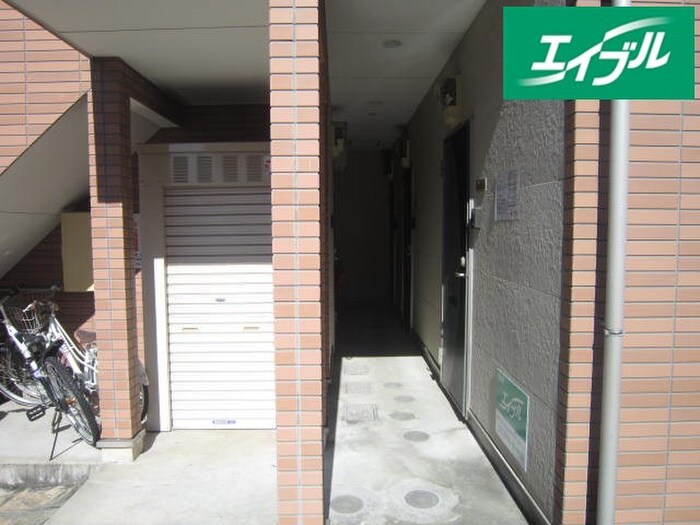 物件外観写真3　(エントランス部分)