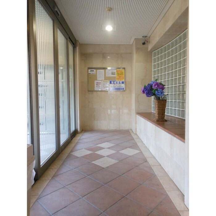 物件外観写真2　(エントランス部分)