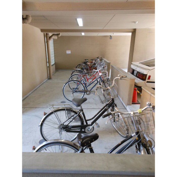 物件外観写真4　(駐輪場)