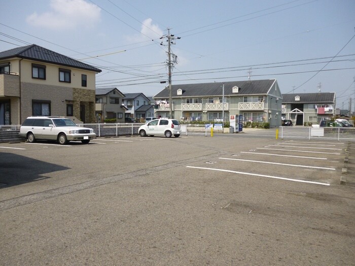 物件外観写真3　(駐車場)