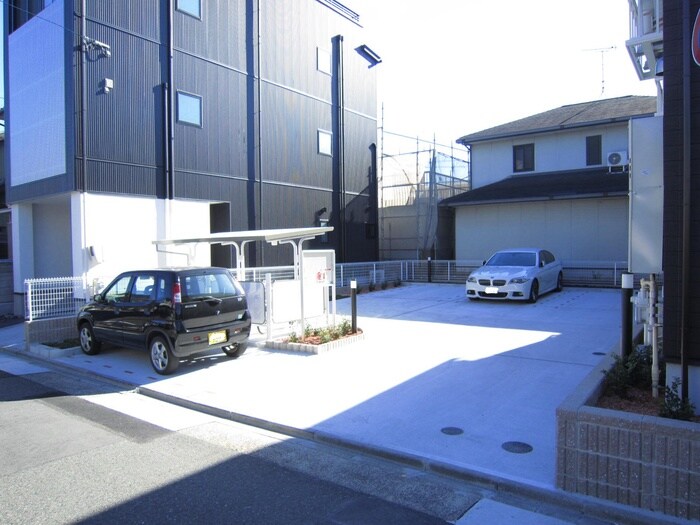 物件外観写真4　(駐車場)