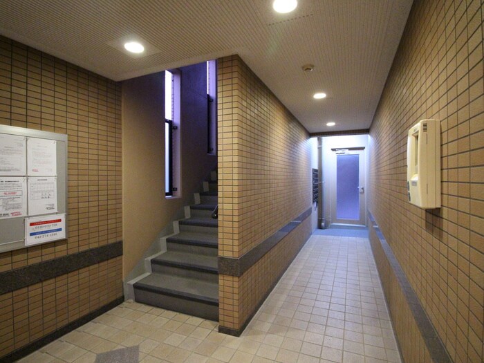 物件外観写真6　(エントランス部分)