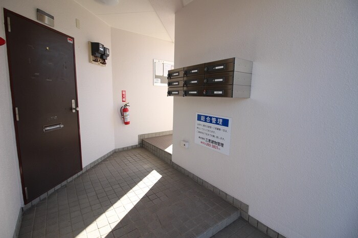 物件外観写真5　(エントランス部分)