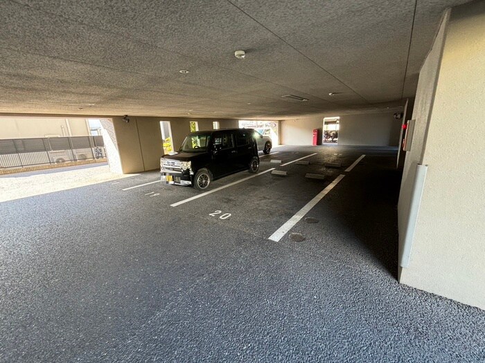 物件外観写真3　(駐車場)