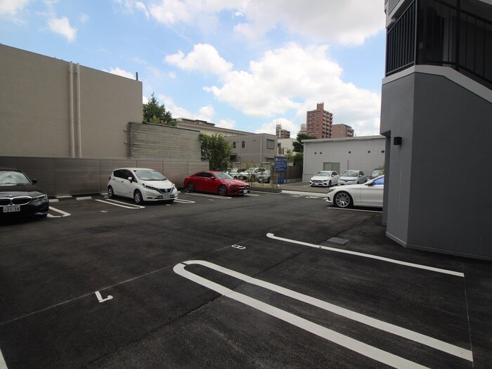 物件外観写真6　(駐車場)