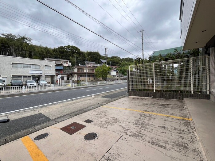 物件外観写真2　(駐車場)