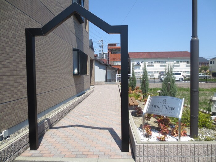 物件外観写真3　(エントランス部分)