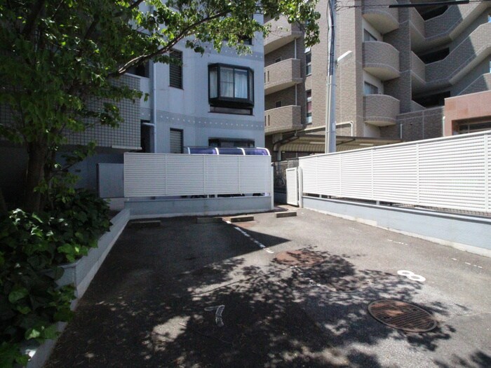 物件外観写真6　(駐車場)