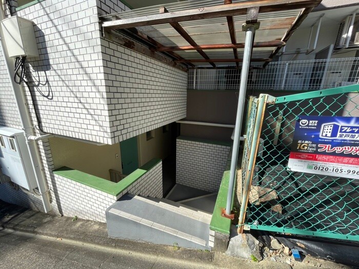 物件外観写真3　(エントランス部分)