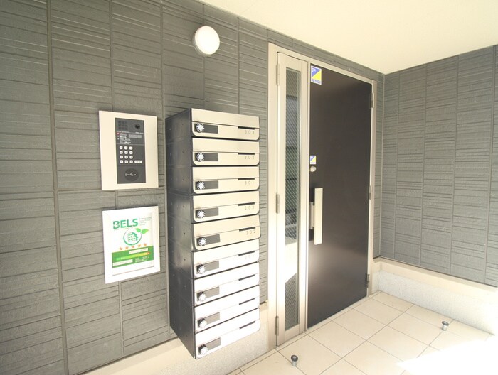 物件外観写真3　(エントランス部分)