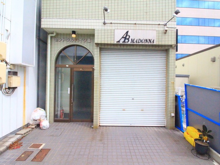 物件外観写真3　(エントランス部分)