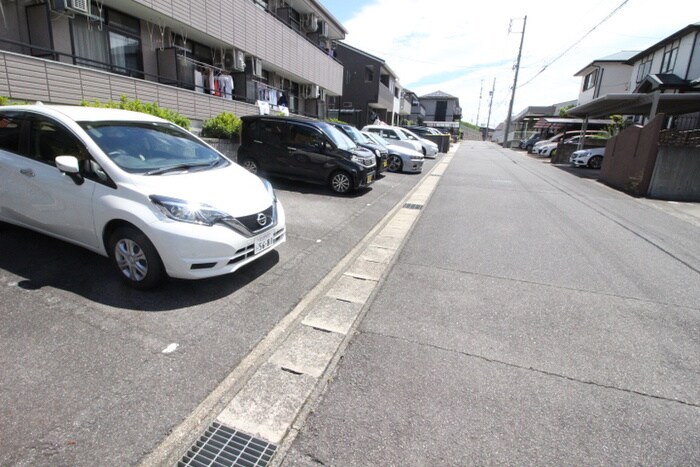 物件外観写真3　(駐車場)