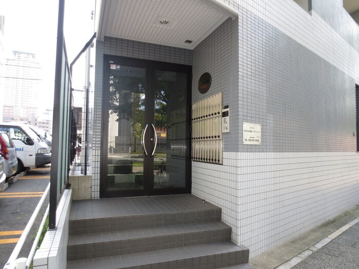 物件外観写真2　(エントランス部分)