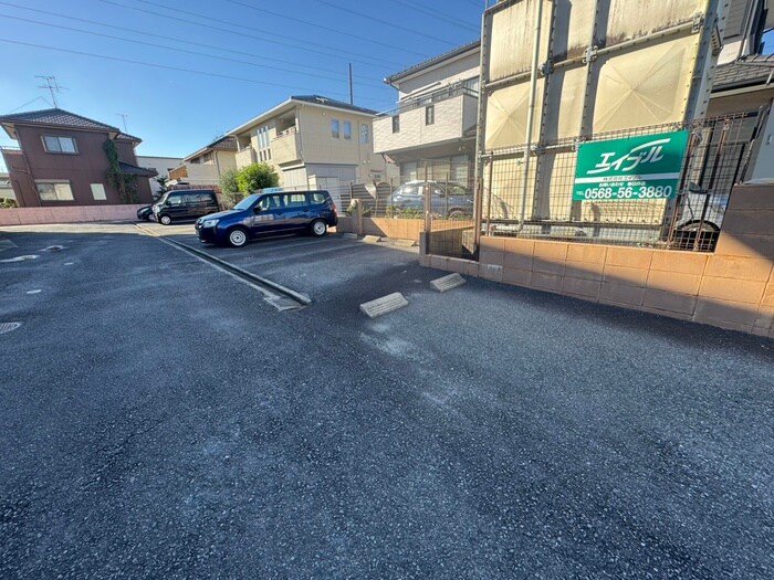 物件外観写真3　(駐車場)