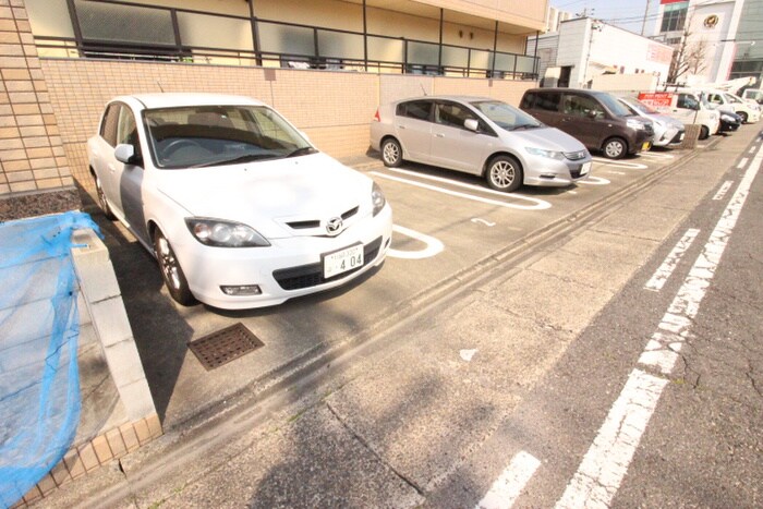 物件外観写真4　(駐車場)