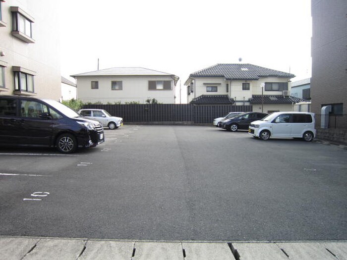 物件外観写真5　(駐車場)