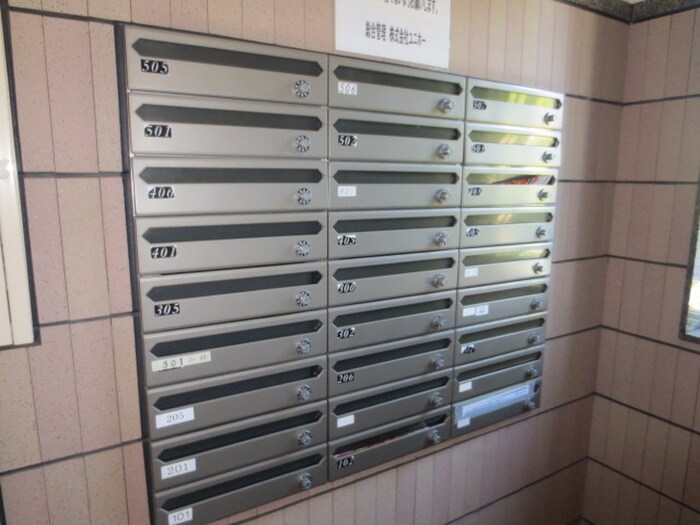 物件外観写真6　(エントランス部分)