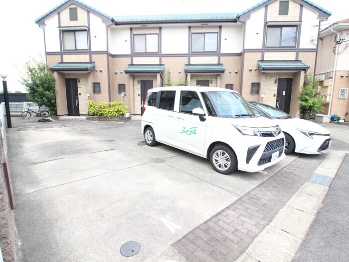 物件外観写真4　(駐車場)