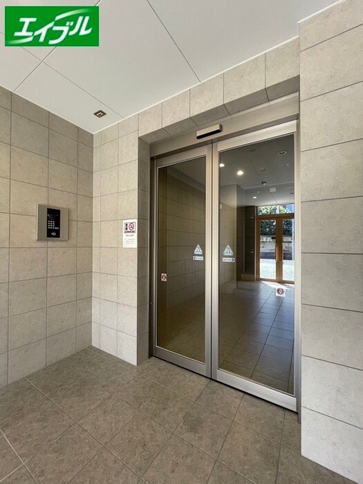 物件外観写真2　(エントランス部分)