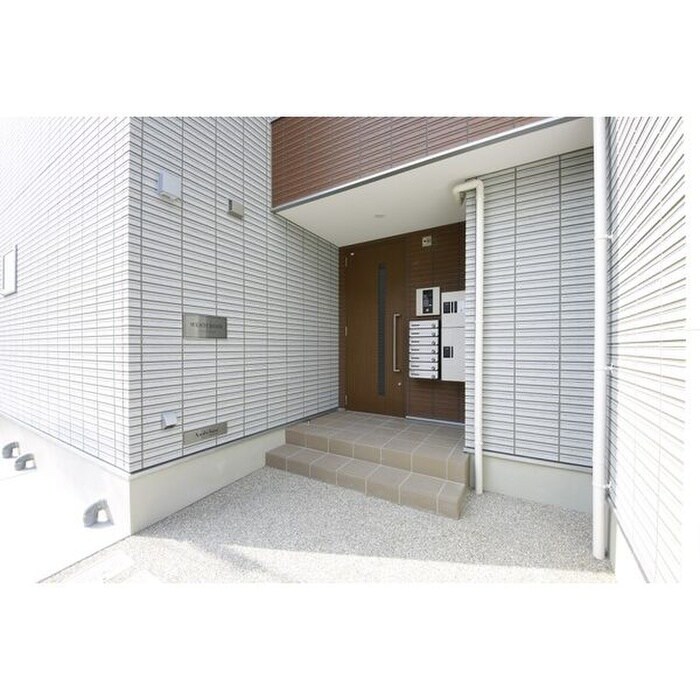 物件外観写真2　(エントランス部分)