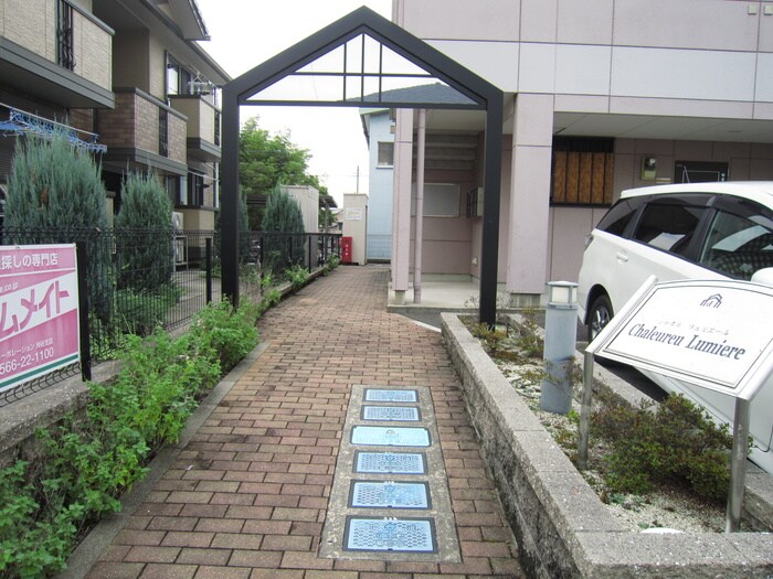 物件外観写真3　(エントランス部分)