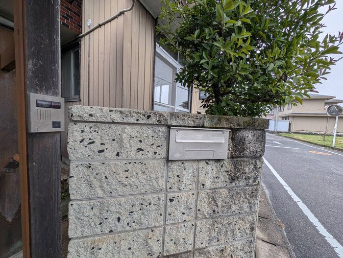 物件外観写真6　(エントランス部分)