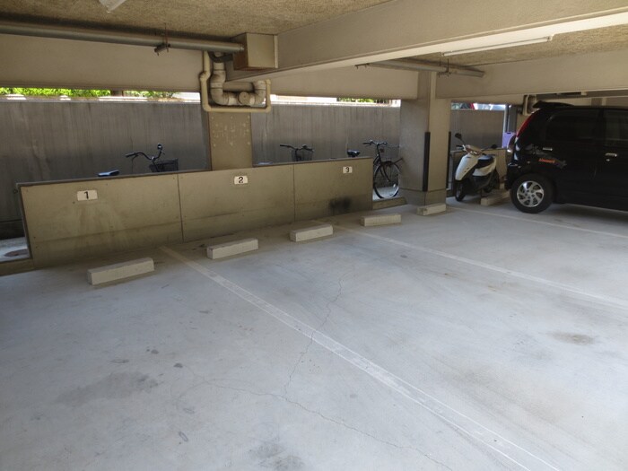 物件外観写真5　(駐車場)