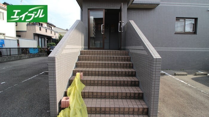 物件外観写真3　(エントランス部分)