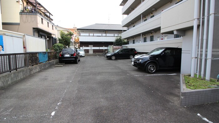 物件外観写真4　(駐車場)