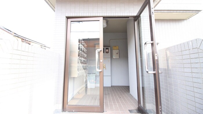 物件外観写真5　(エントランス部分)