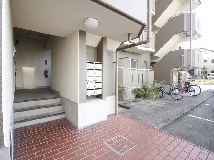 物件外観写真4　(エントランス部分)