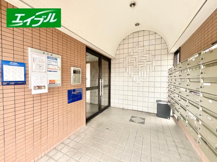 物件外観写真2　(エントランス部分)
