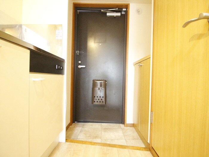 物件内観写真16　(玄関)