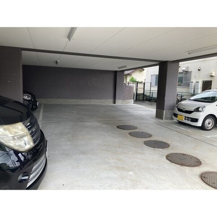 物件外観写真3　(駐車場)