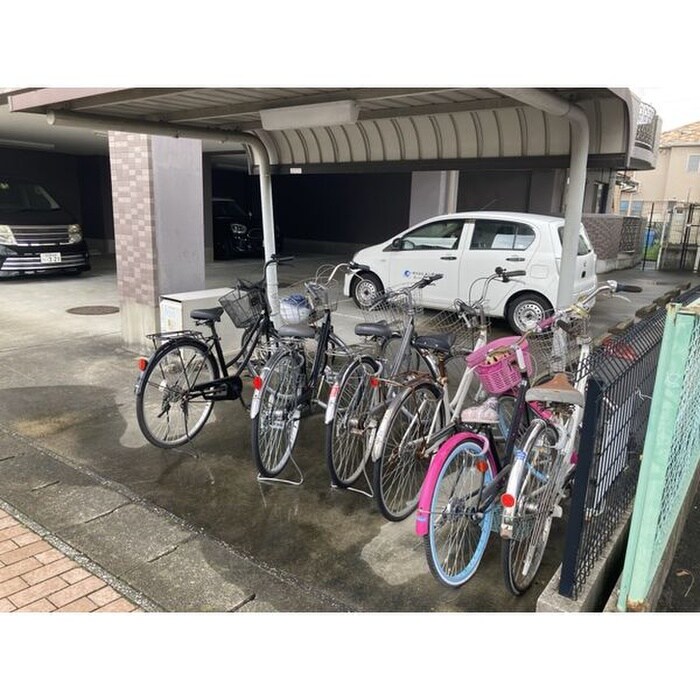 物件外観写真4　(駐輪場)