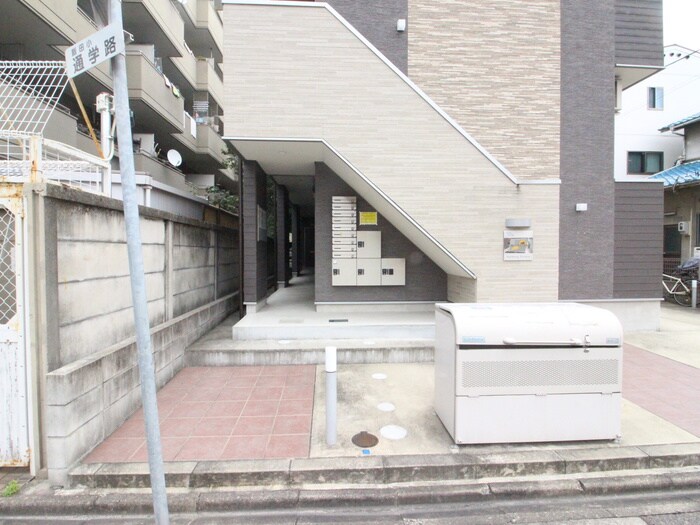 物件外観写真3　(エントランス部分)