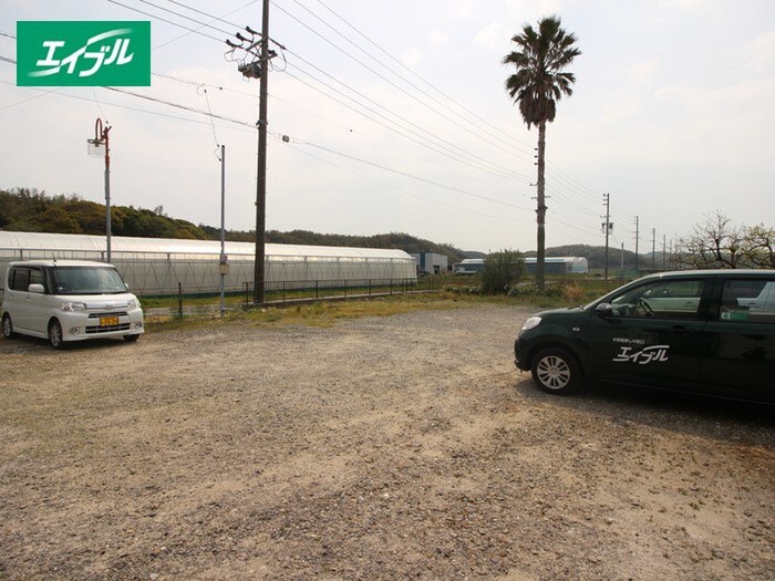 物件外観写真3　(駐車場)