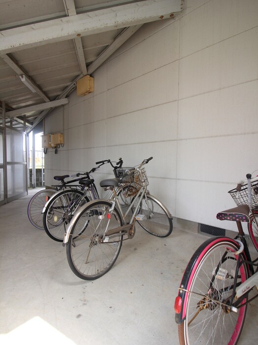 物件外観写真4　(駐輪場)