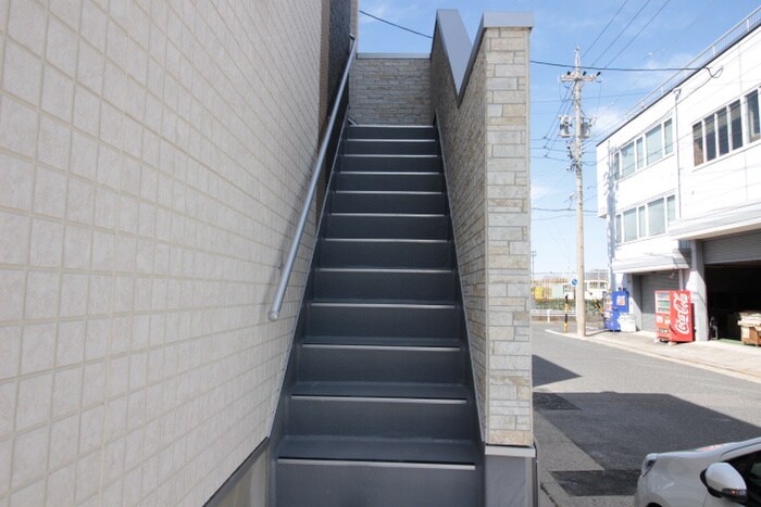 物件外観写真6　(エントランス部分)