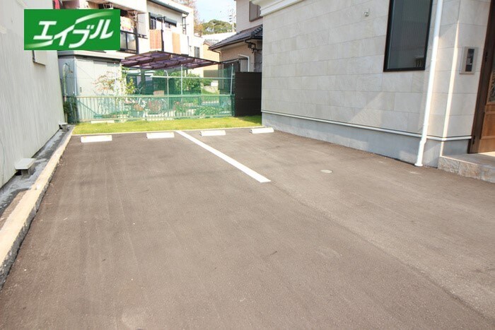 物件外観写真2　(駐車場)